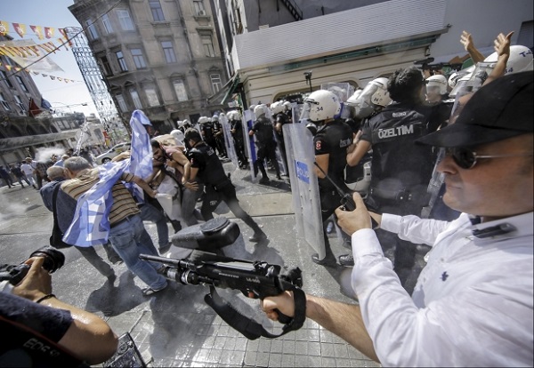 В Стамбуле полиция разогнала гей-парад 